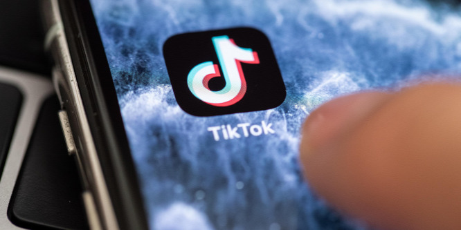 Kis híján nyakát törte egy TikTok-videót készítő kislány Budapesten