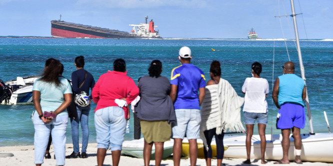 Vészhelyzetet hirdettek Mauritiuson a zátonyra futott teherhajó miatt