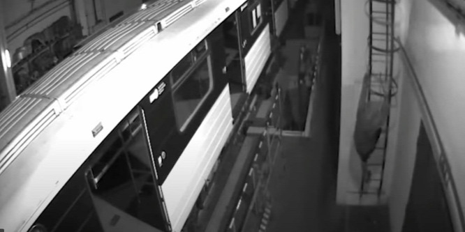 Lemásztak a tűzlétrán és összefestették a metrókocsikat - videó