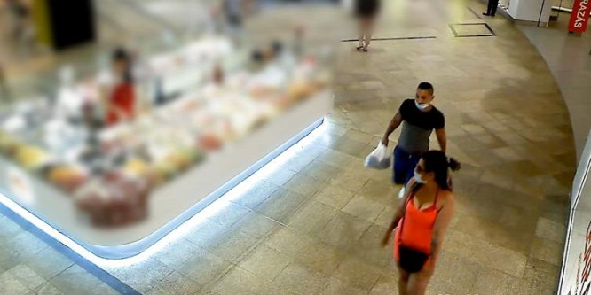 Hűtőtáskában próbálták kilopni a ruhákat egy pesti plázából - videó