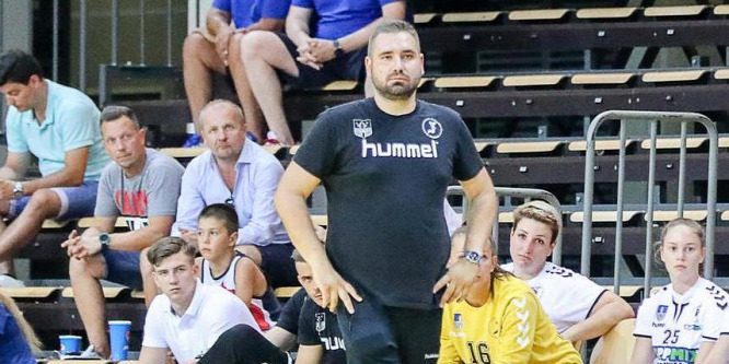 Piacon törték el az NB I-es edző orrát