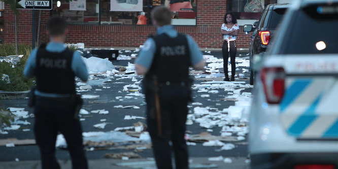 Üzleteket fosztottak ki és rendőrökre lőttek Chicagóban