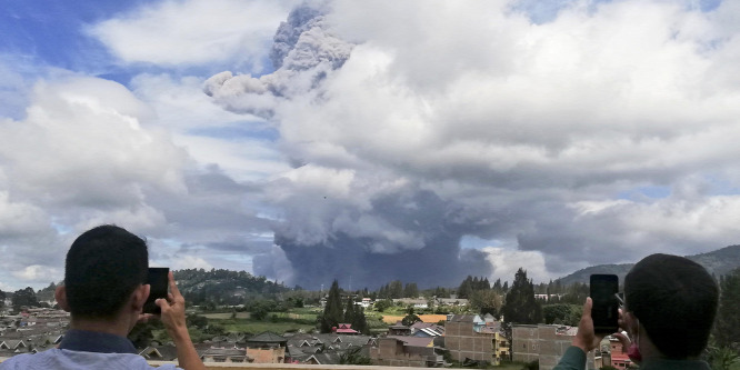 Ismét kitört a Sinabung vulkán Indonéziában, fennáll a lávaömlés veszélye - videó