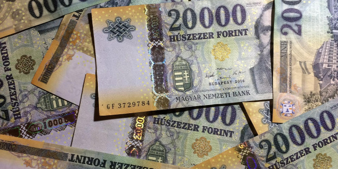 Bedrogozva, hamis pénzzel vett telefont egy nő Szegeden