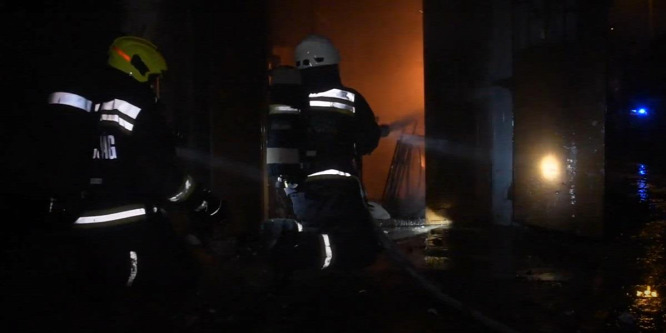 Tűzijáték raktár gyulladt ki hajnalban Csepelen - videó