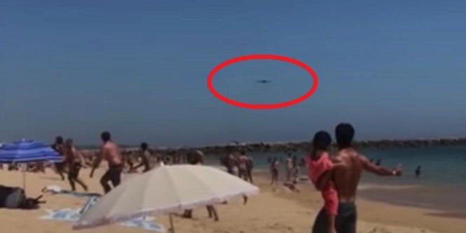 Pánik tört ki a strandon egy alacsonyan szálló repülő miatt – videó