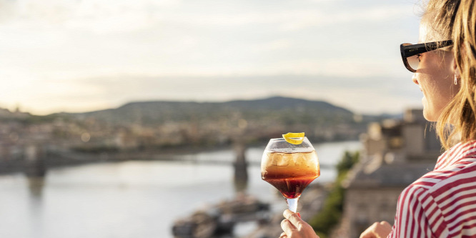 Budapesti rooftop bárok, ahol a panoráma miatt még az ital is jobban esik