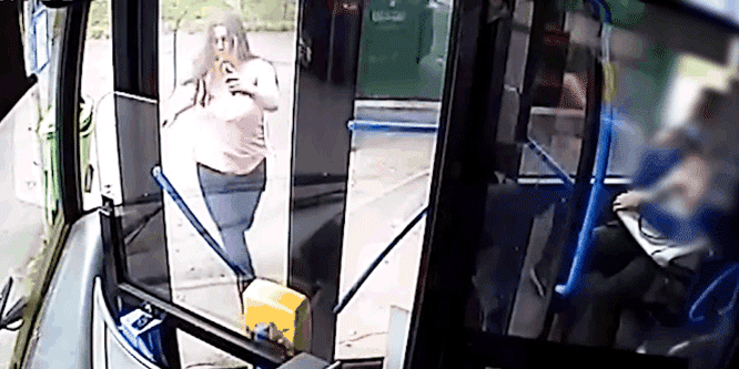 Így rugdosta a kőbányai busz ajtaját az agresszív nő, aki az ellenőrt is megütötte - videó