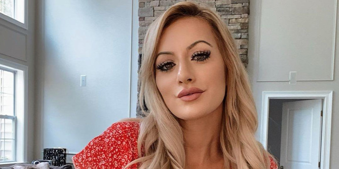 A szexi tengerészgyalogos nő megvillantotta intim tetkóját - Videó (18+)