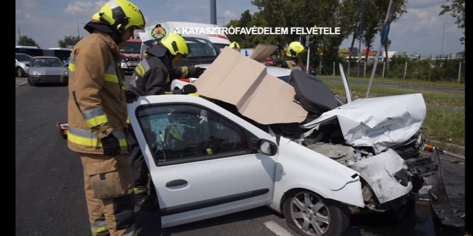 Így vágták ki az egyik sérültet a Ferihegyi Repülőtérre vezető úton történt balesetben - videó