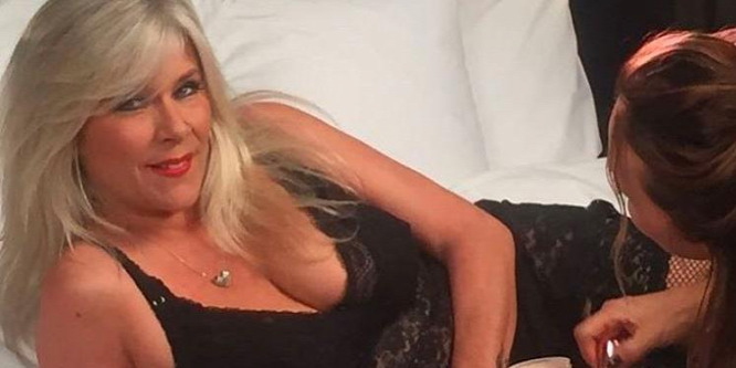 Samantha Fox fürdőruhában lóg egy ágról – fotó