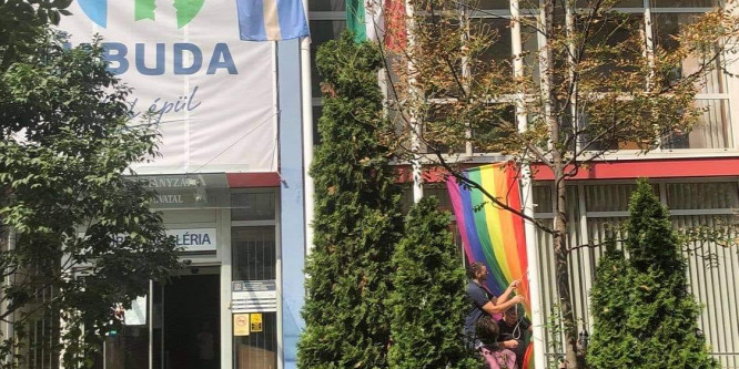 Újabb baloldali kerületben tűzték ki az LMBTQ-zászlót