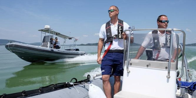 21 embert kellett kimenteni a Balatonból szerdán
