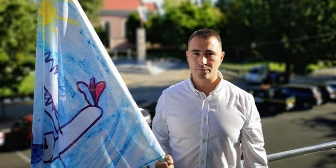 Csepel kormánypárti polgármestere, Borbély Lénárd kitűzte a babazászlót az önkormányzat épületére