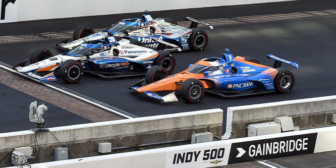 Jókor volt jó helyen, Szato nyerte az Indy 500-at, Alonso is célba ért