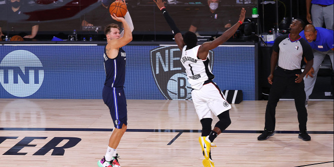 Luka Doncic szenzációs, dudaszóban dobott triplájával egyenlített a Dallas - videó