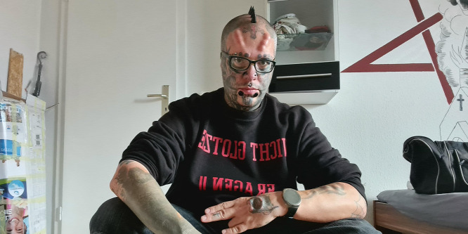 Levágatta a fülét, mert extrém külsőre vágyott - Fotó (18+)