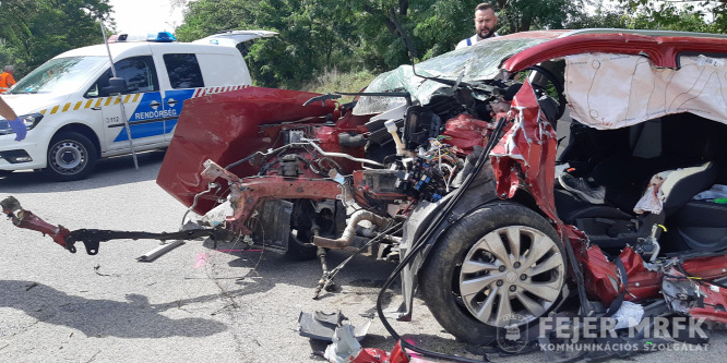 Fának hajtott egy autó Lovasberénynél, a sofőr meghalt