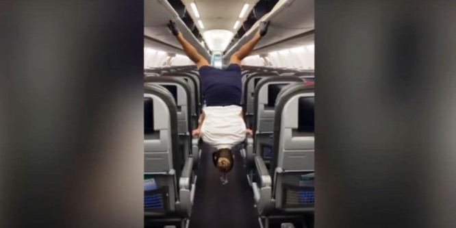 A lábával csukta be a stewardess a felső csomagtárolókat – videó
