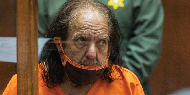 Ron Jeremy pornósztárt több mint 20 szexuális bűnténnyel vádolják