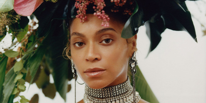 Beyoncé fenekét csak egy áttetsző piros ruha, és egy dögös lánc takarja - Fotó