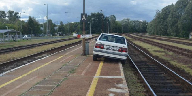 Behajtott a peronra egy autós a dabasi vasútállomáson