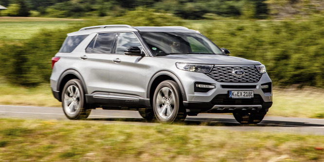 Csak a színe választható, minden egyéb már benne van - Ford Explorer 3.0 V6 PHEV menetpróba