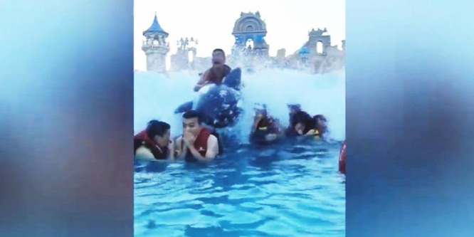 Ezért veszélyes felfújható delfinnel hullámfürdőbe menni – videó
