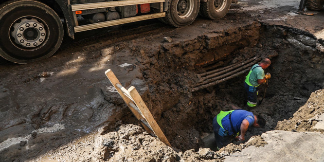 Beszakadt az út, terelve jár a 76-os és a 73-as troli Budapesten