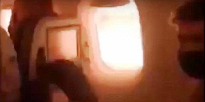 Lángolt a repülő hajtóműve felszállás közben – videó