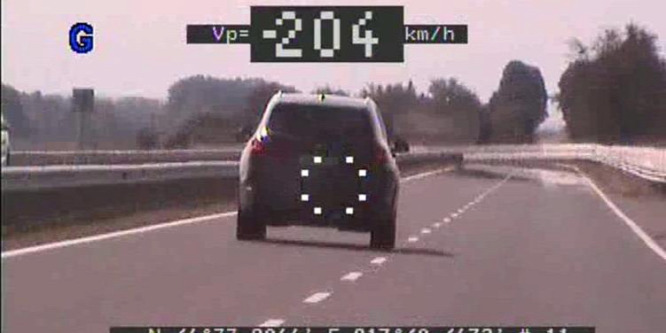 110 volt a megengedett sebesség, ő majdnem a duplájával ment Somogybabodon
