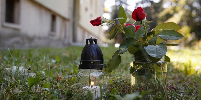 Szekszárdi gyerekhalál: több súlyos hiba miatt zuhant le a harmadik emeletről a 21 hónapos kislány