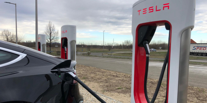 A Tesla bemutatta Európában az új, szupergyors töltőjét