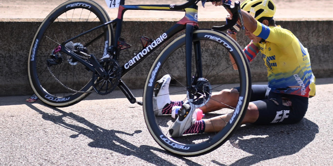 Óriásit bukott a kolumbiai bajnok a Tour de France-on - videó
