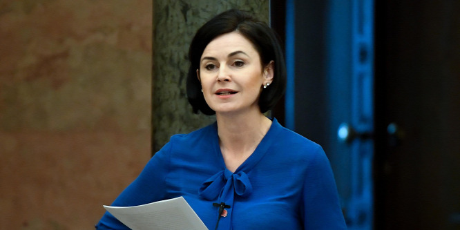 Kunhalmi Ágnes villamosnak ütközött az autójával a Kossuth téren
