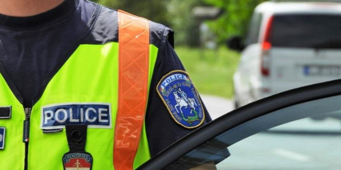 Benzinkúton felejtett mobil miatt fordult meg egy sofőr az M3-as autópályán