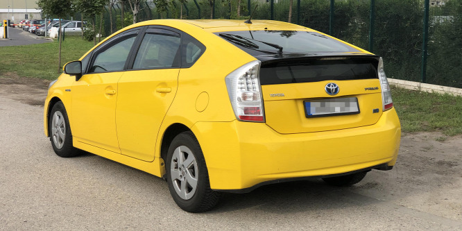 Megvettük, amit tilos lenne: egy levetett Toyota Prius taxit