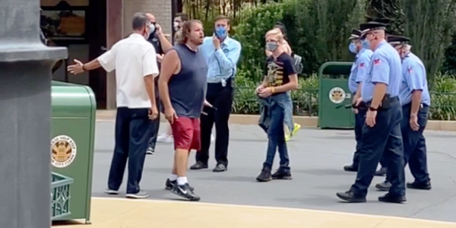 Nem akart maszkot venni és ordibált egy férfi a Disney Worldben, kidobták – videó