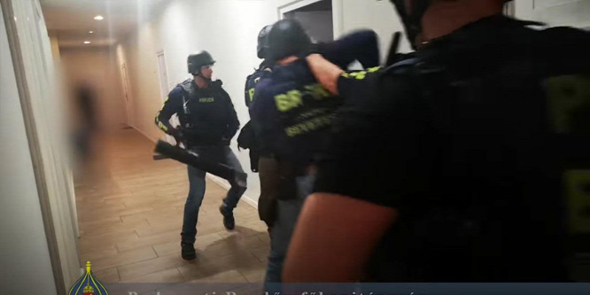 Kokaint árult, amikor rajtaütöttek a rendőrök - videó