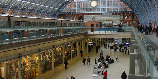 Robotokkal ölik a koronavírust az egyik londoni vasútállomáson