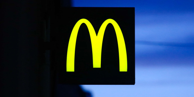 Pimaszul rohangált a patkány a McDonald’s-ban: sikoltoztak a vendégek