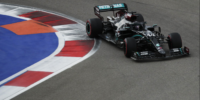 Hamilton nem kap büntetést, megtarthatja az első rajthelyet
