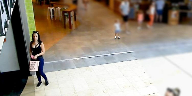 Megebédelt, majd az étteremből lopott ez a nő - videó