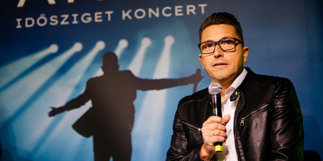 Ákos első lemezének aranylemezét ajánlotta fel jótékony célra