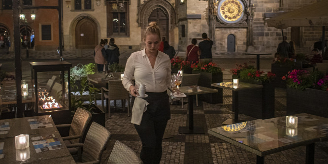 Bezárják az iskolákat és a vendéglőket Csehországban