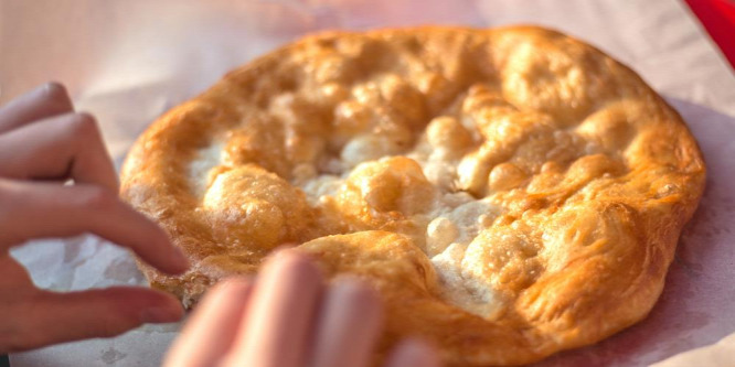 Egy félrenyelt lángos okozta az idős asszony halálát