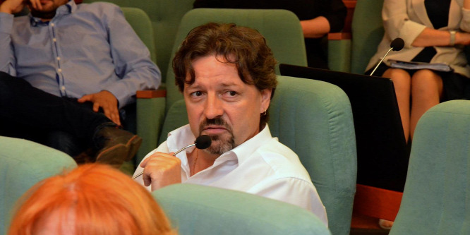 Jelentős adótartozást halmozott fel, majd eltiltották a cégvezetéstől a baloldali párt vezető politikusát