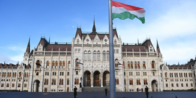 Félárbócra engedték a nemzeti lobogót az aradi vértanúk emlékére