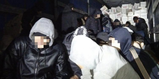 Csak Hercegszántónál 19 migráns próbált belépni az országba, Tatán egy kamionban 45 migránst találtak