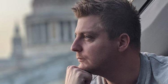 Óriásplakáton keres magának társat egy férfi - Fotó